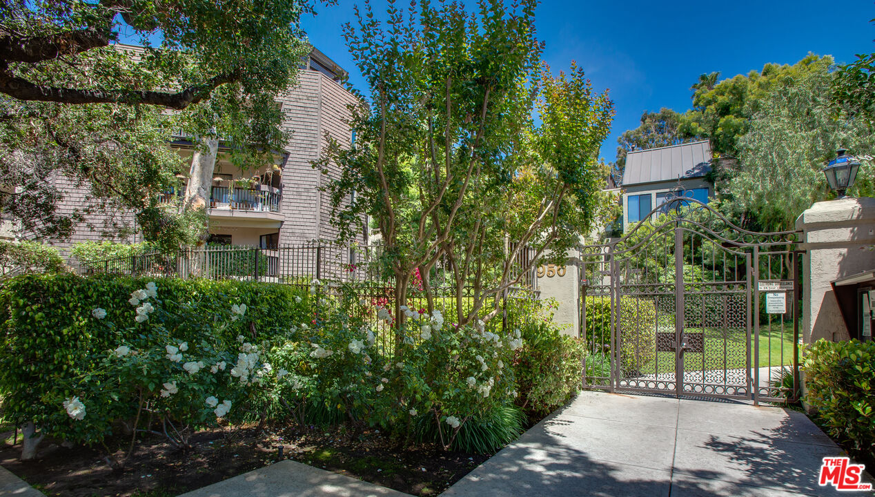 950 N Kings Rd Unit: 218