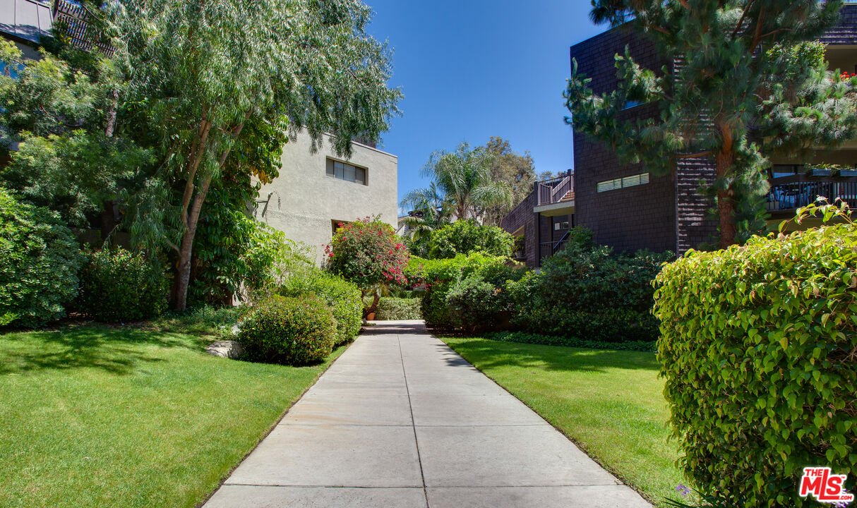 950 N Kings Rd Unit: 218
