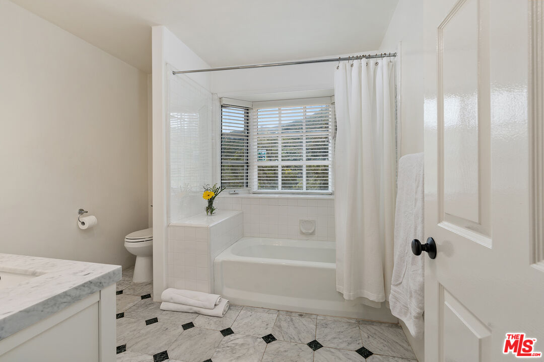 2382 Live Oak Meadows Rd