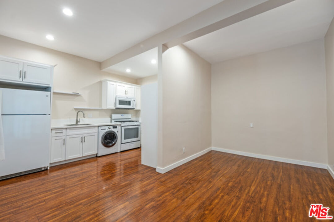 1115 N Beverly Glen