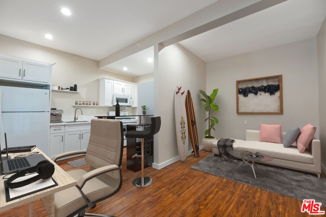 1115 N Beverly Glen