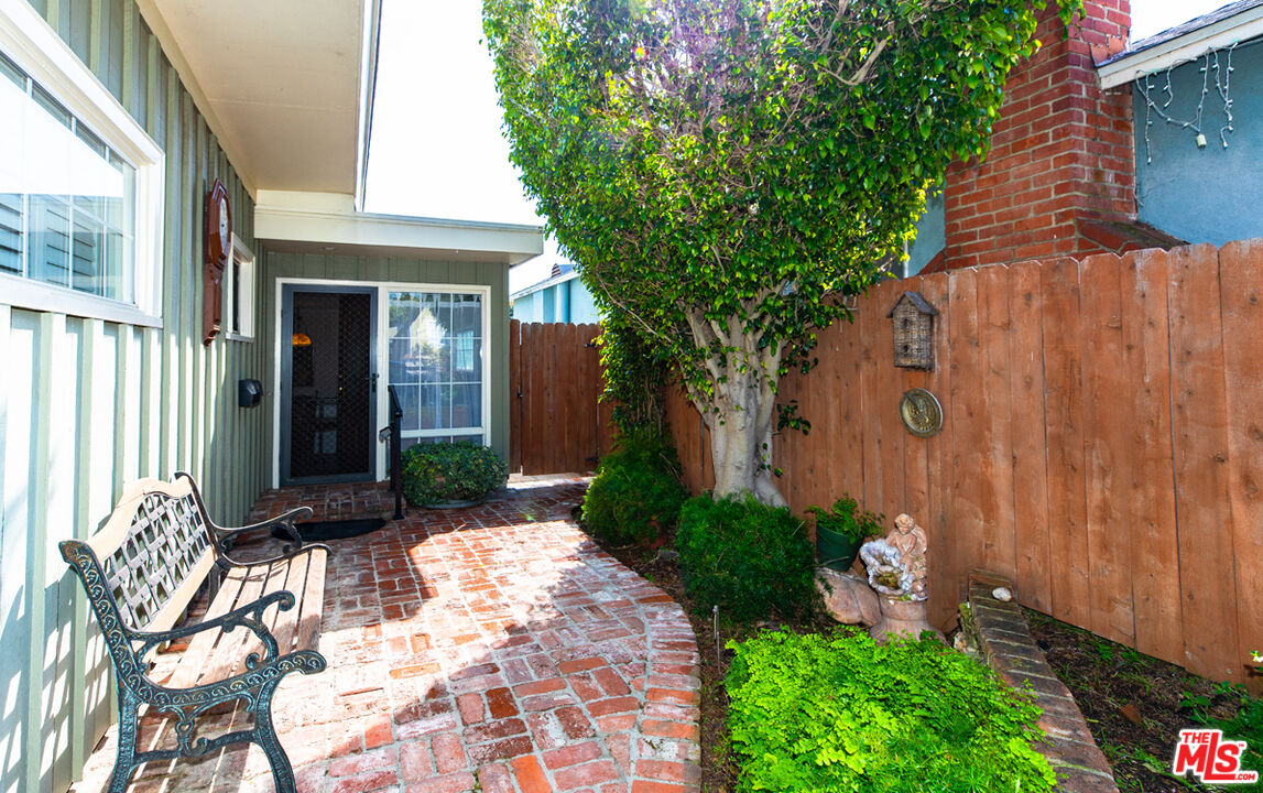 8112 Holy Cross Pl