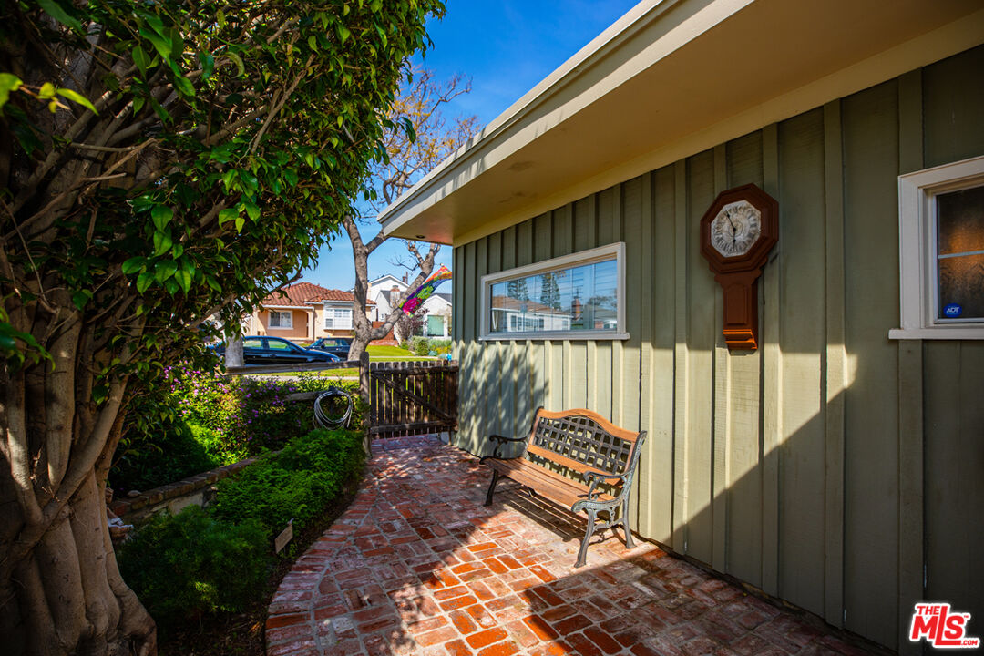 8112 Holy Cross Pl
