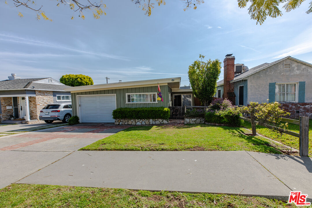 8112 Holy Cross Pl