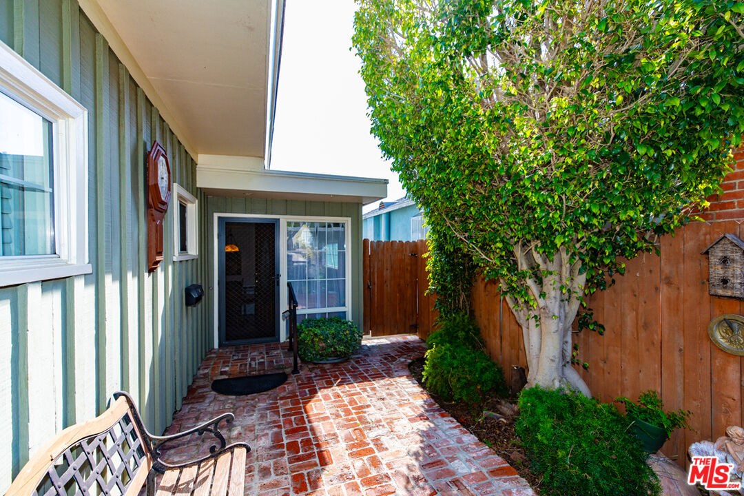 8112 Holy Cross Pl