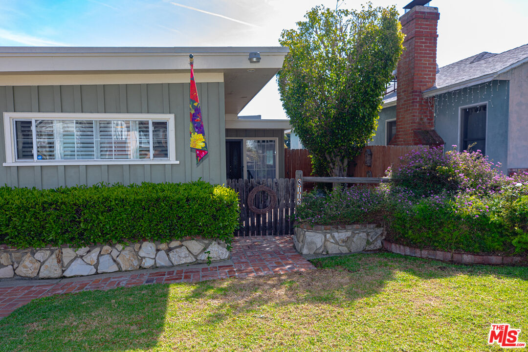 8112 Holy Cross Pl