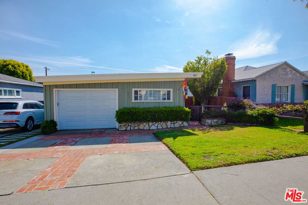 8112 Holy Cross Pl
