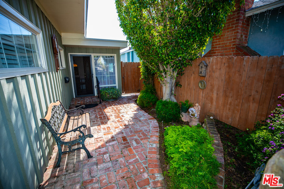 8112 Holy Cross Pl