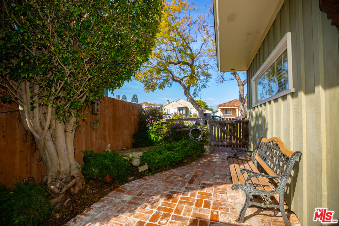 8112 Holy Cross Pl