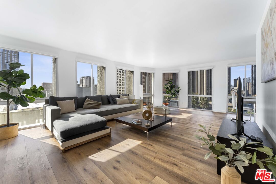 800 W 1st St Unit: 905