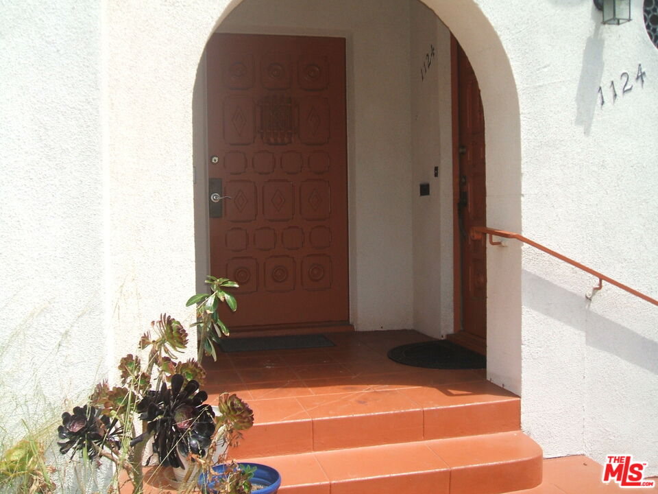 1122 S Tremaine Ave