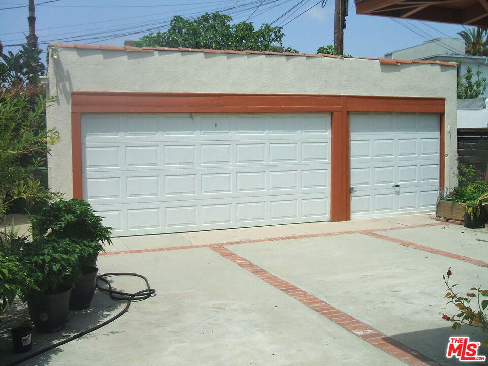1122 S Tremaine Ave