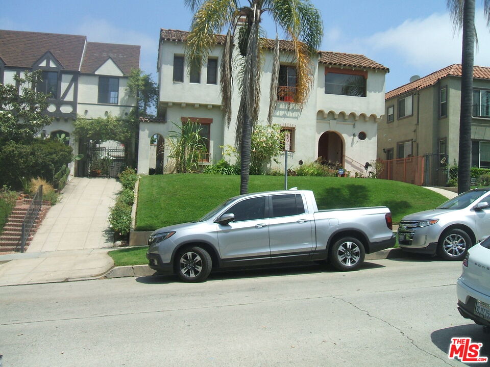 1122 S Tremaine Ave