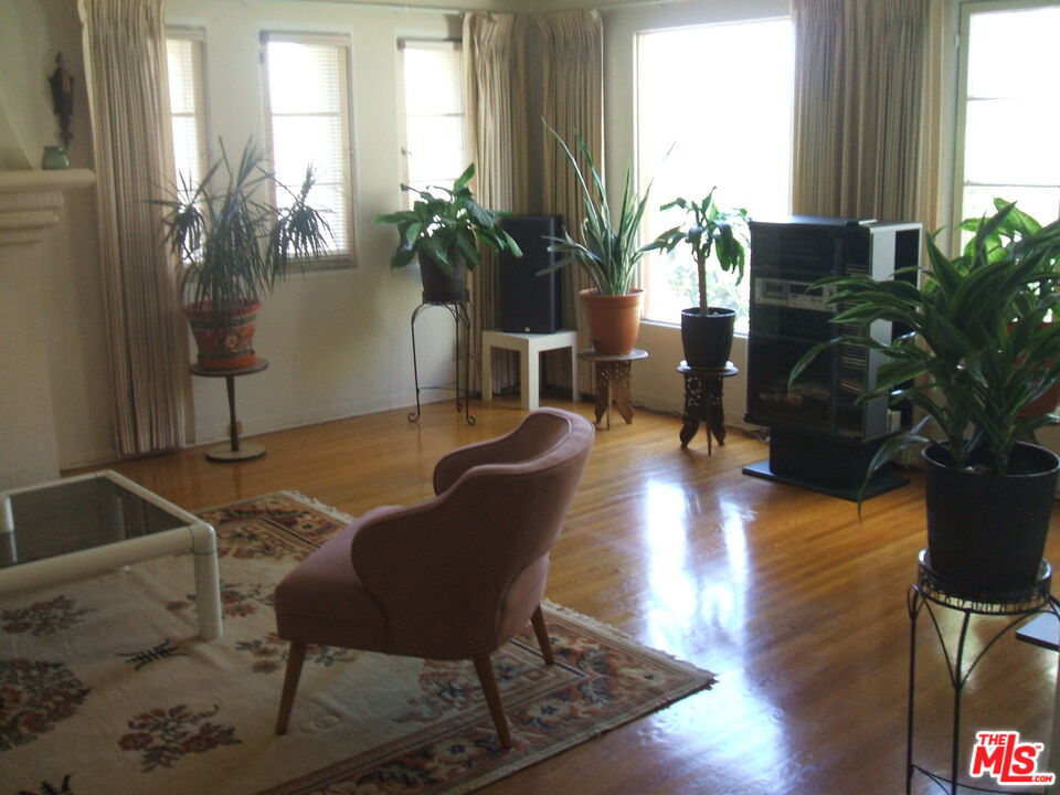 1122 S Tremaine Ave