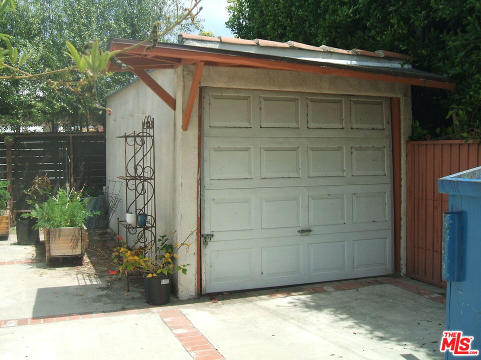 1122 S Tremaine Ave