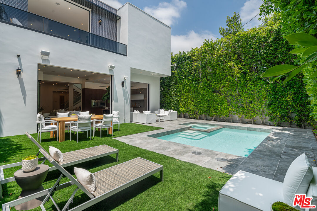 534 N La Jolla Ave