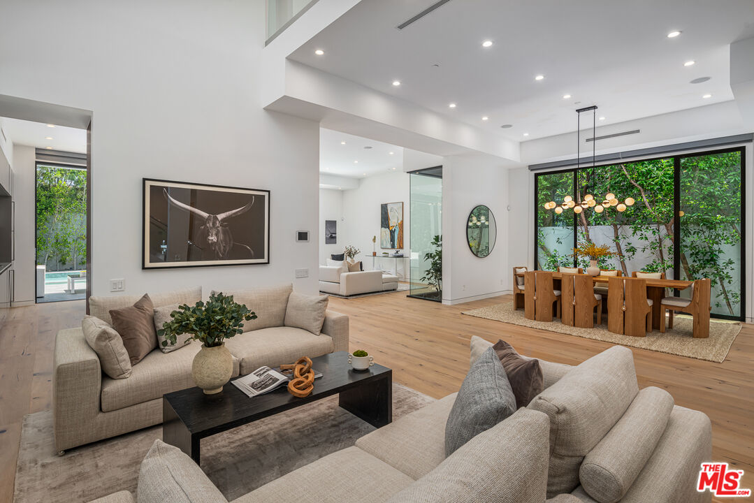 534 N La Jolla Ave