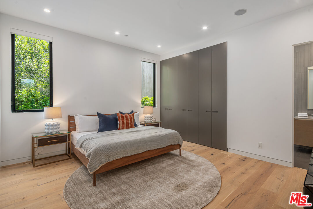 534 N La Jolla Ave