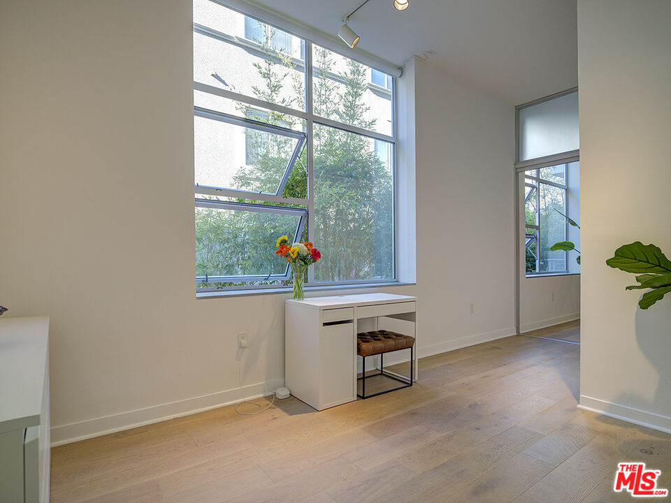 4080 Glencoe Ave Unit: 211