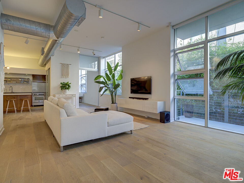 4080 Glencoe Ave Unit: 211