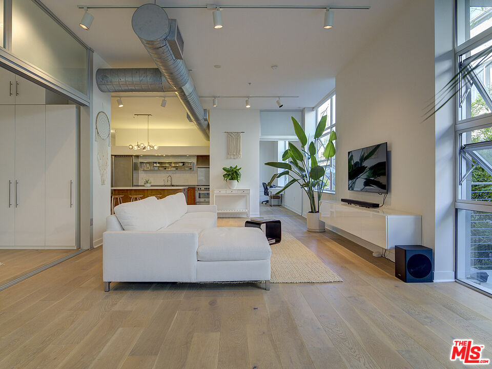 4080 Glencoe Ave Unit: 211