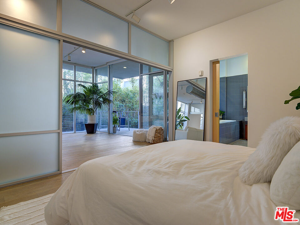 4080 Glencoe Ave Unit: 211