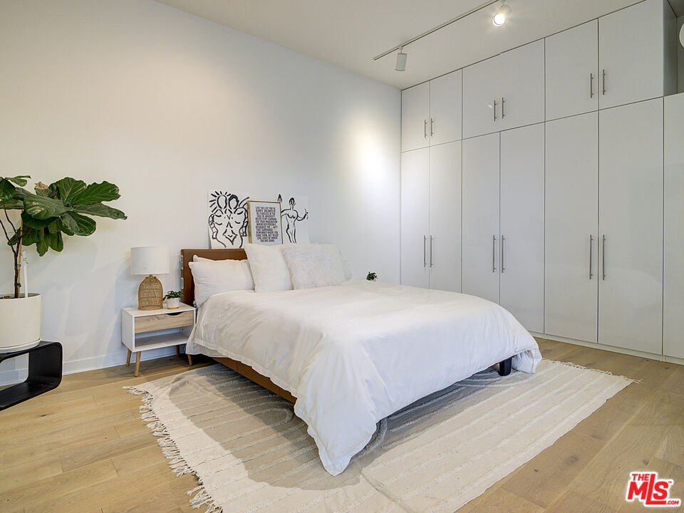 4080 Glencoe Ave Unit: 211