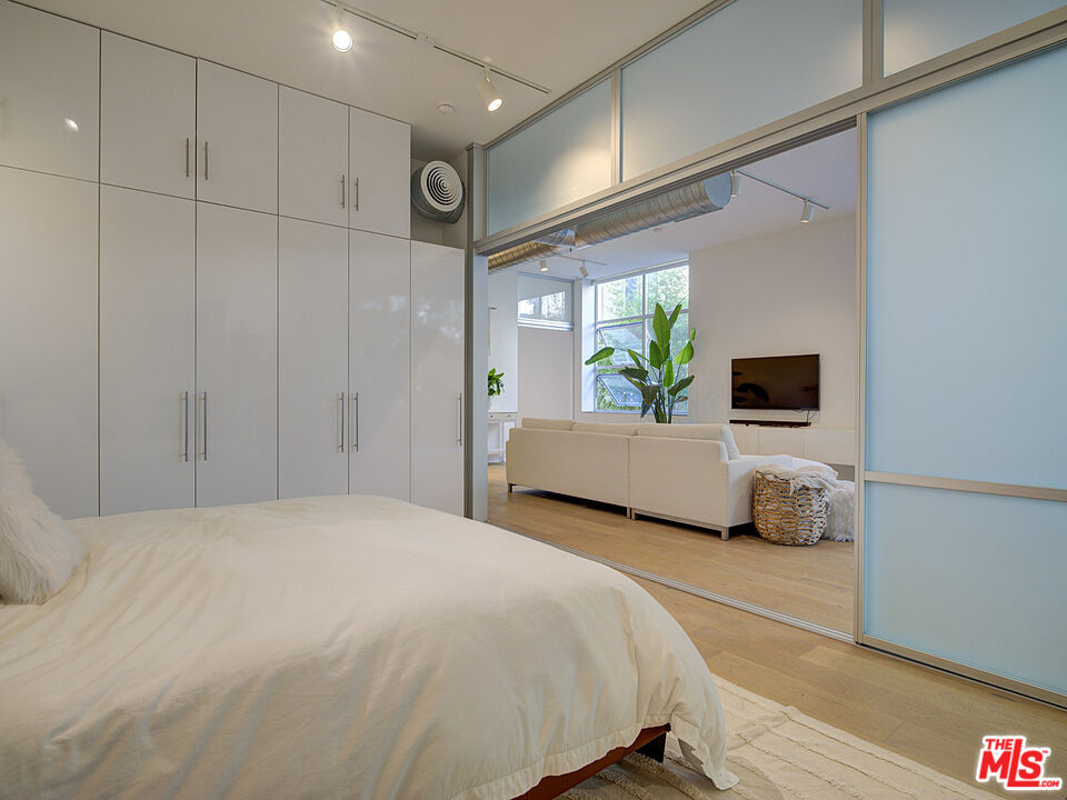 4080 Glencoe Ave Unit: 211