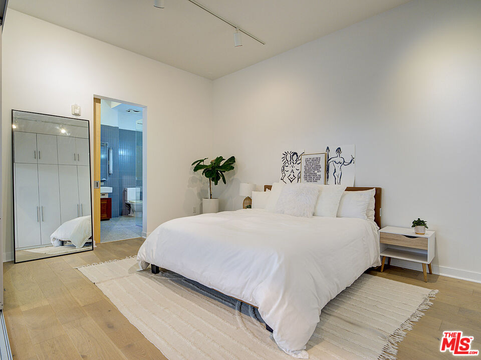 4080 Glencoe Ave Unit: 211