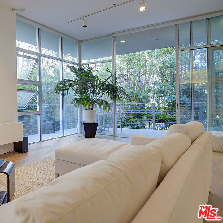 4080 Glencoe Ave Unit: 211