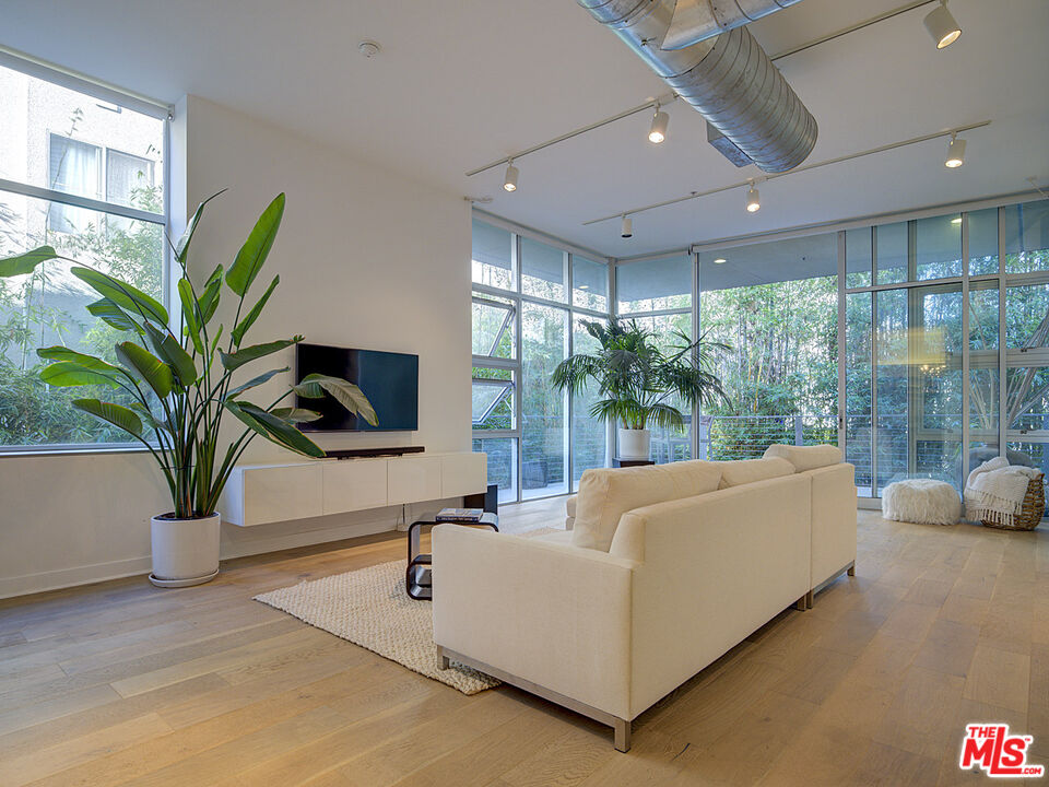 4080 Glencoe Ave Unit: 211