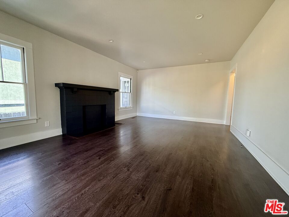 854 Serrano Pl