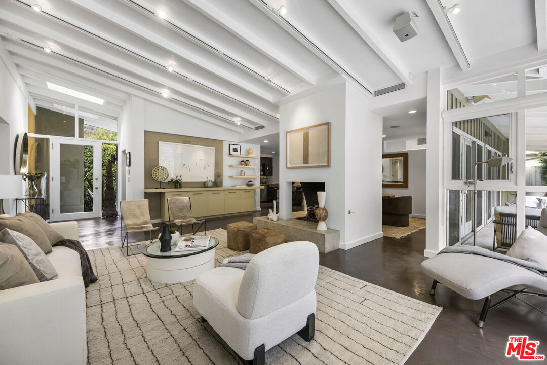 3370 Mandeville Canyon Rd