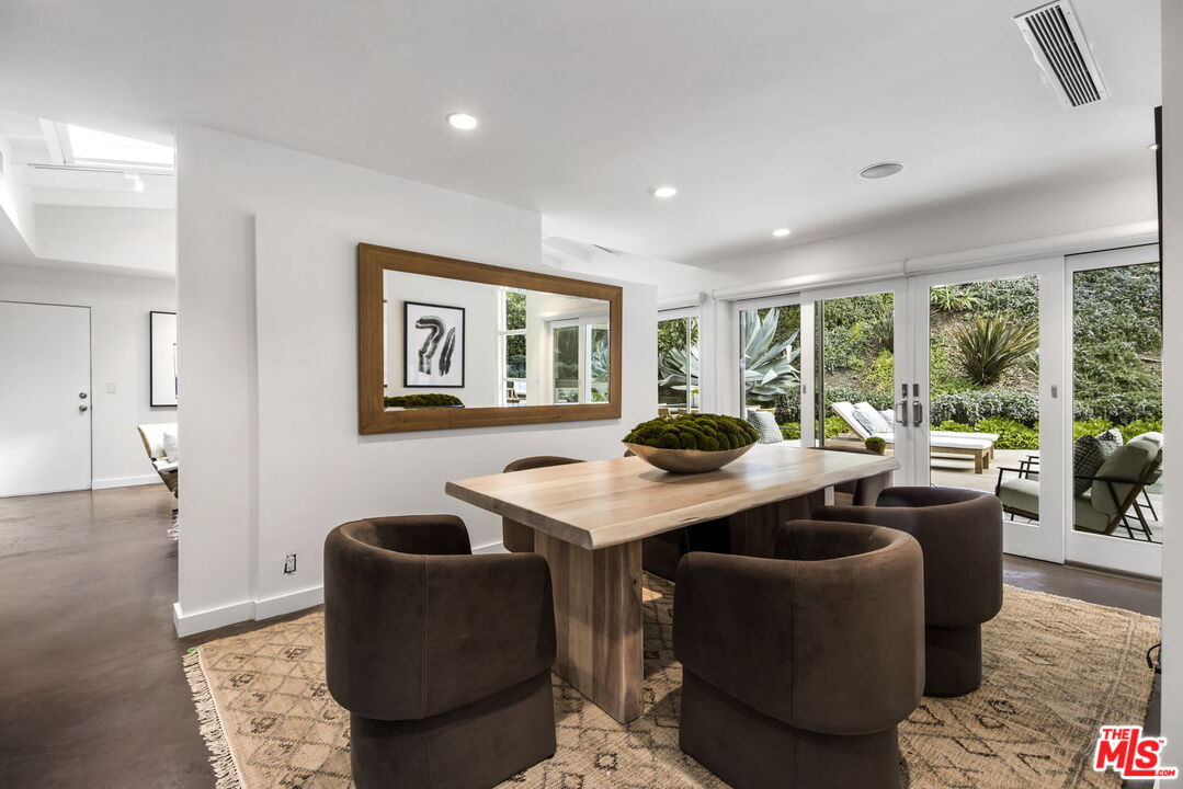 3370 Mandeville Canyon Rd