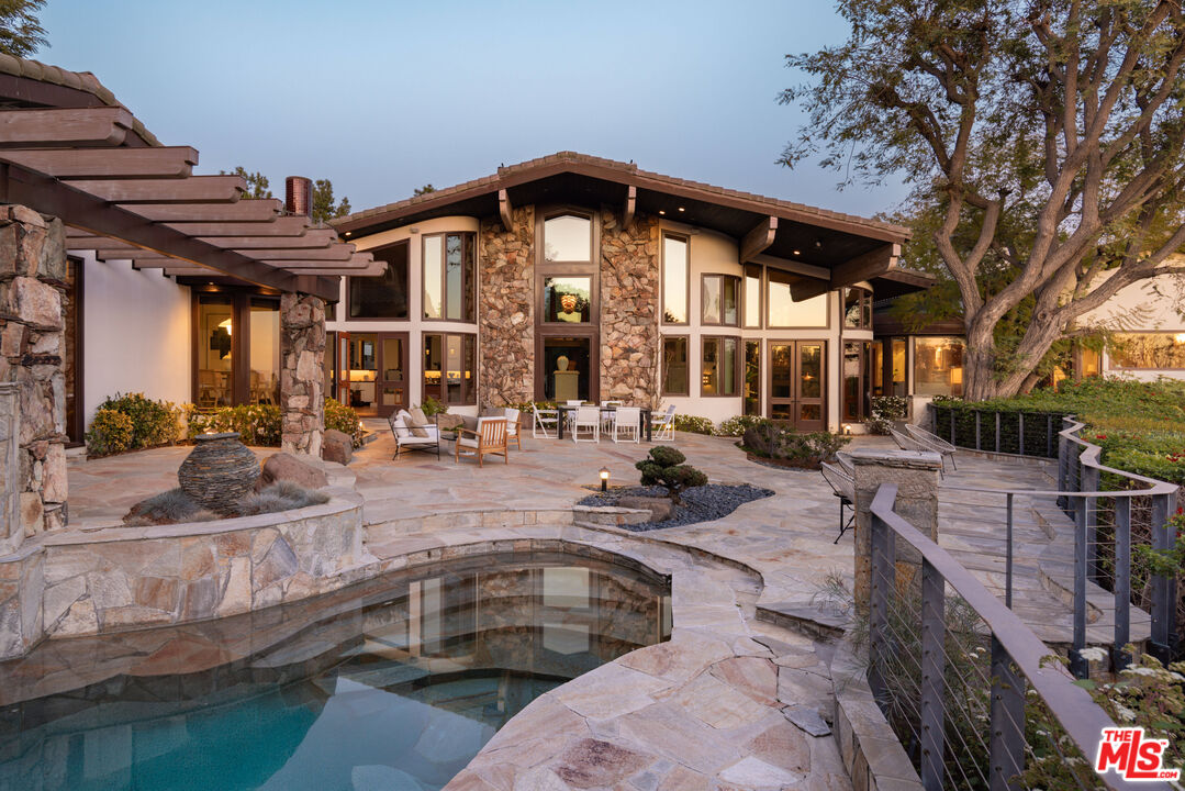 1160 Shadow Hill Way