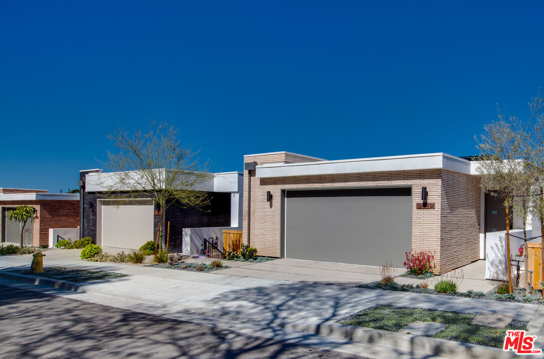 1637 N Bruce Ct