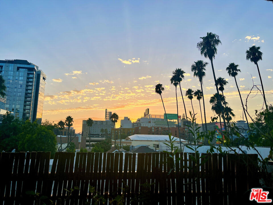 6038 Carlton Way Unit: 302