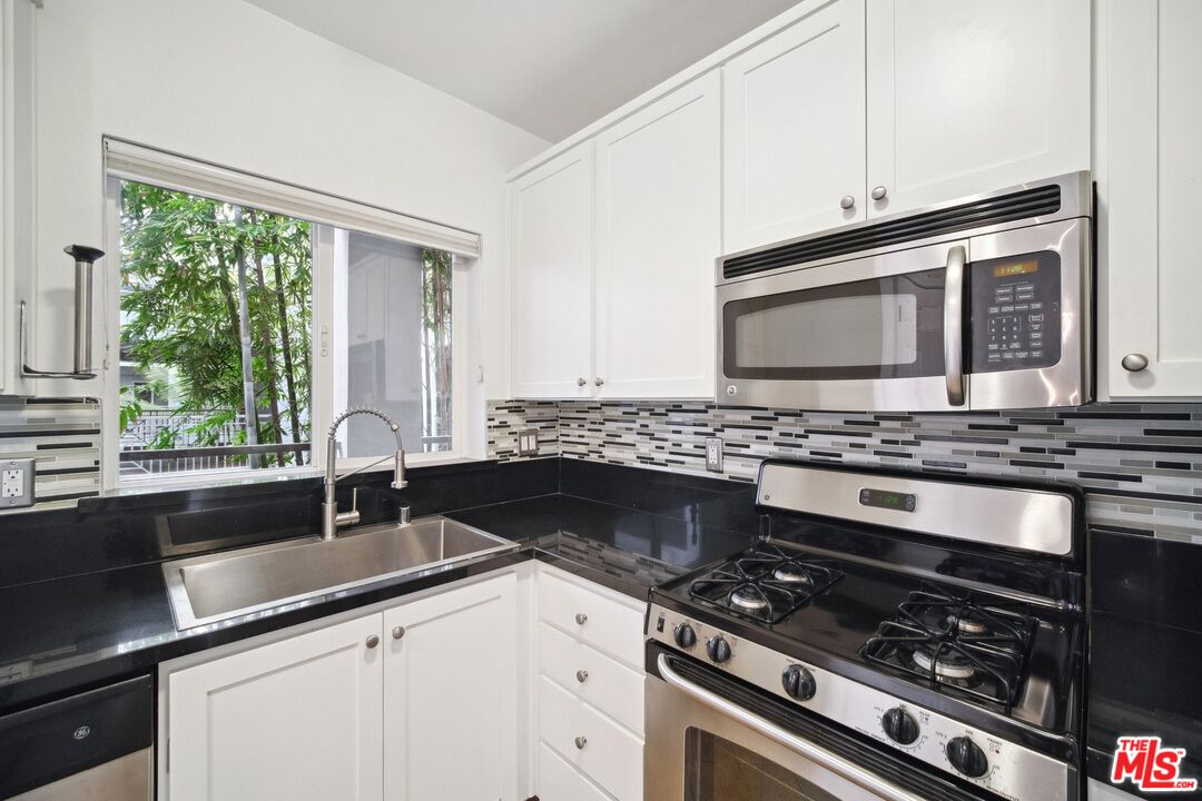 6038 Carlton Way Unit: 302