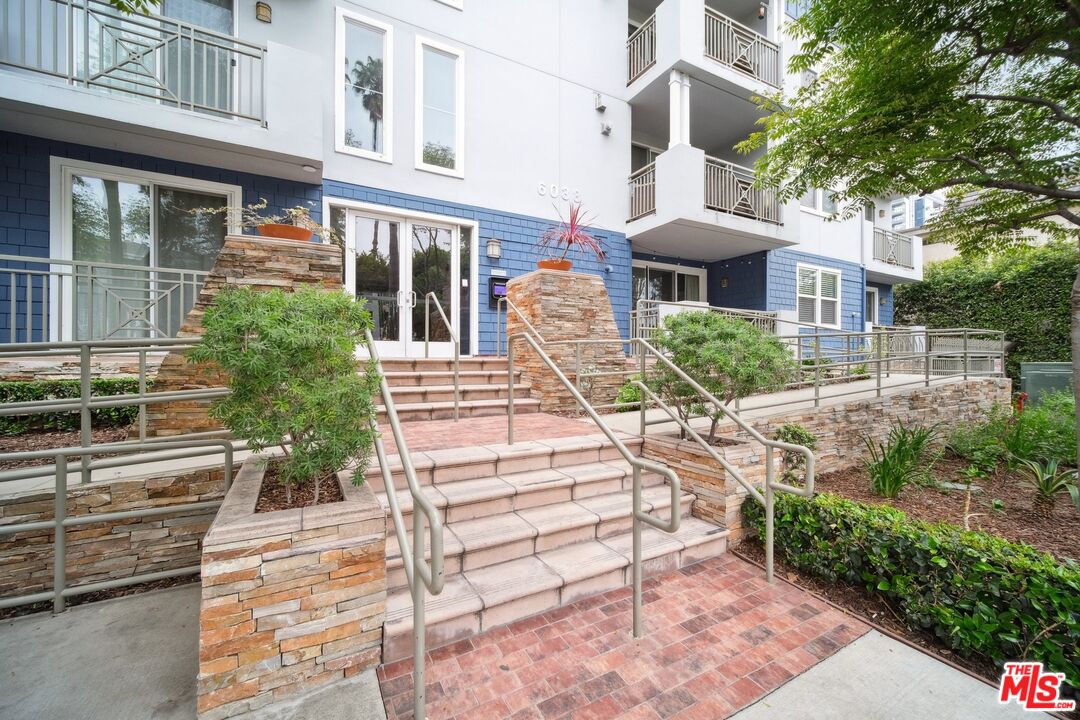 6038 Carlton Way Unit: 302