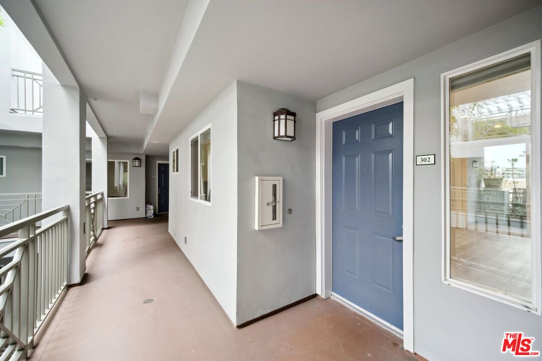 6038 Carlton Way Unit: 302