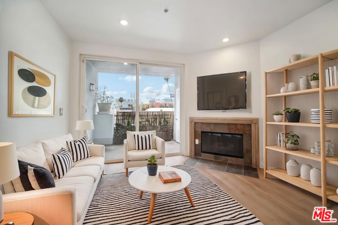 6038 Carlton Way Unit: 302