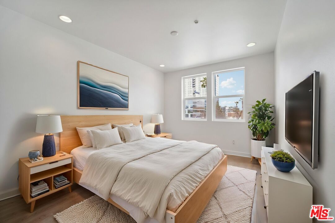 6038 Carlton Way Unit: 302