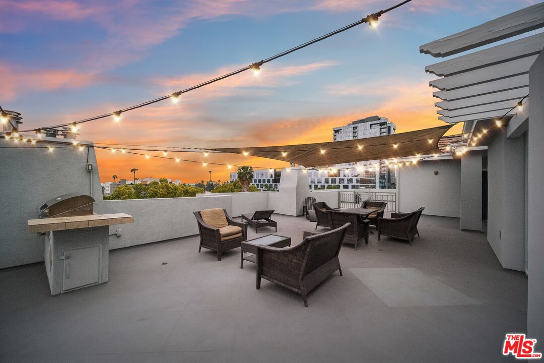 6038 Carlton Way Unit: 302