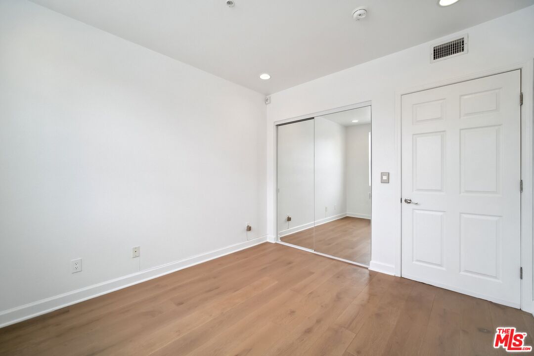 6038 Carlton Way Unit: 302