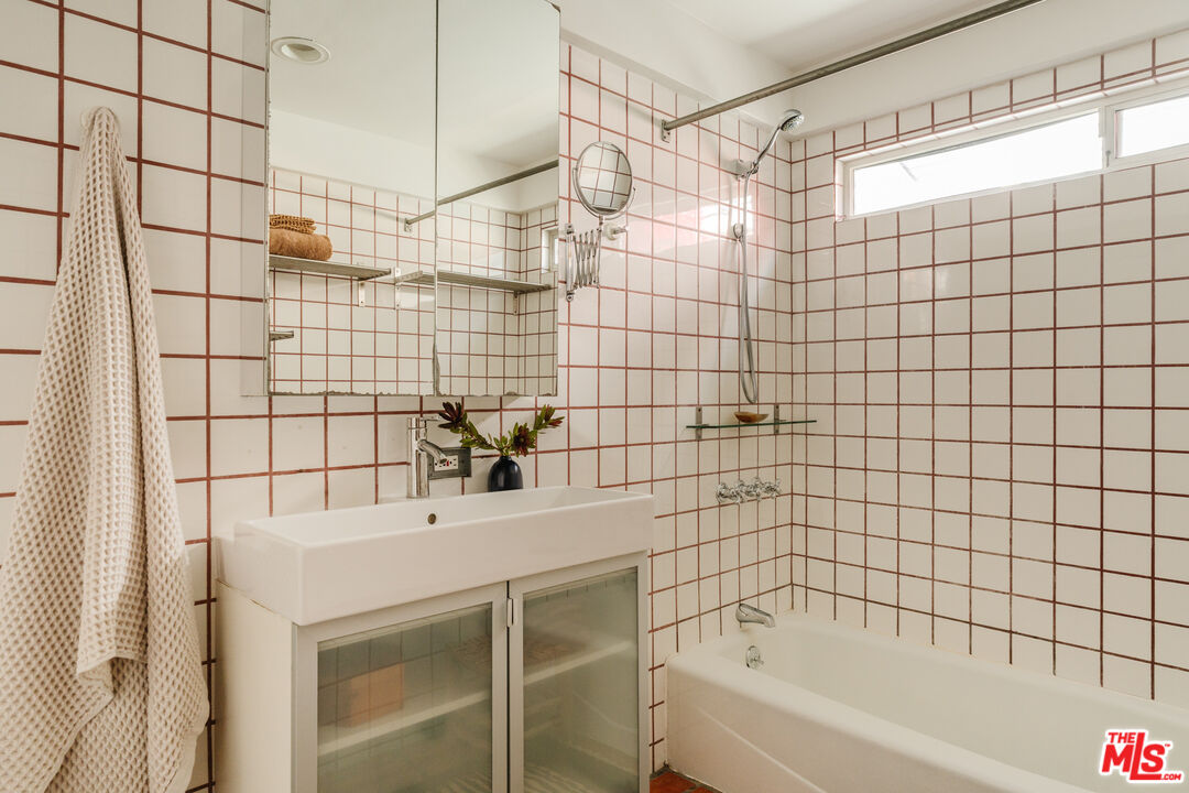 1711 Sargent Pl