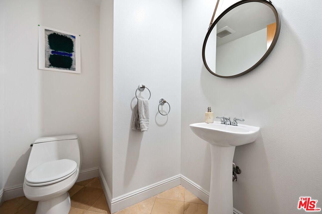 1521 Greenfield Ave Unit: 305