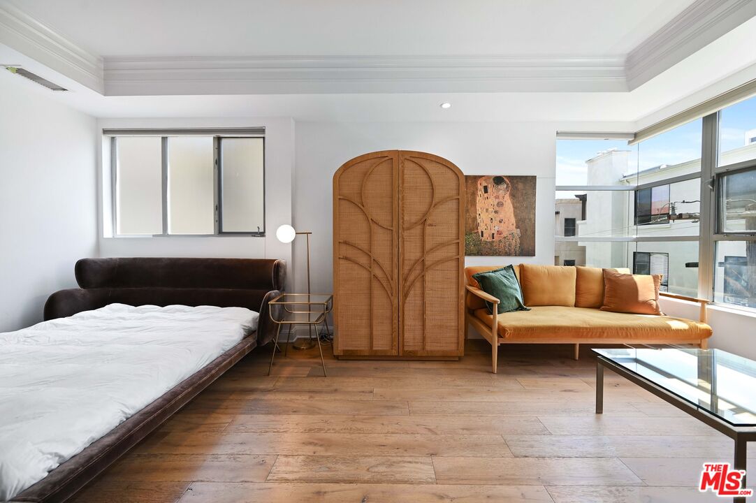 1521 Greenfield Ave Unit: 305