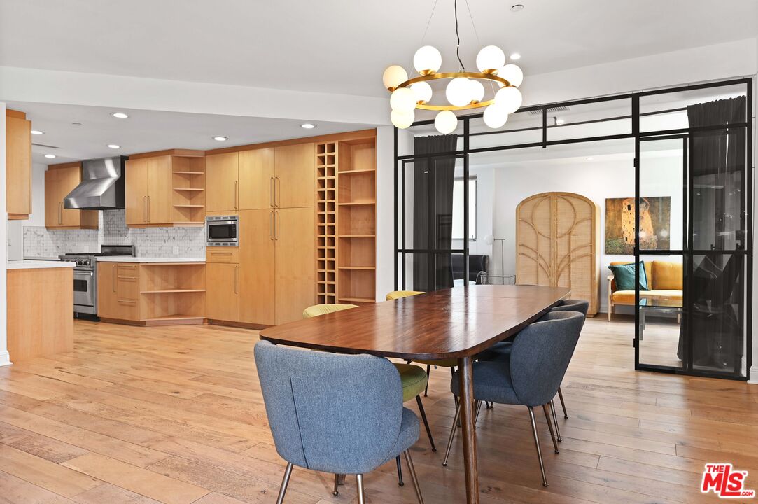 1521 Greenfield Ave Unit: 305