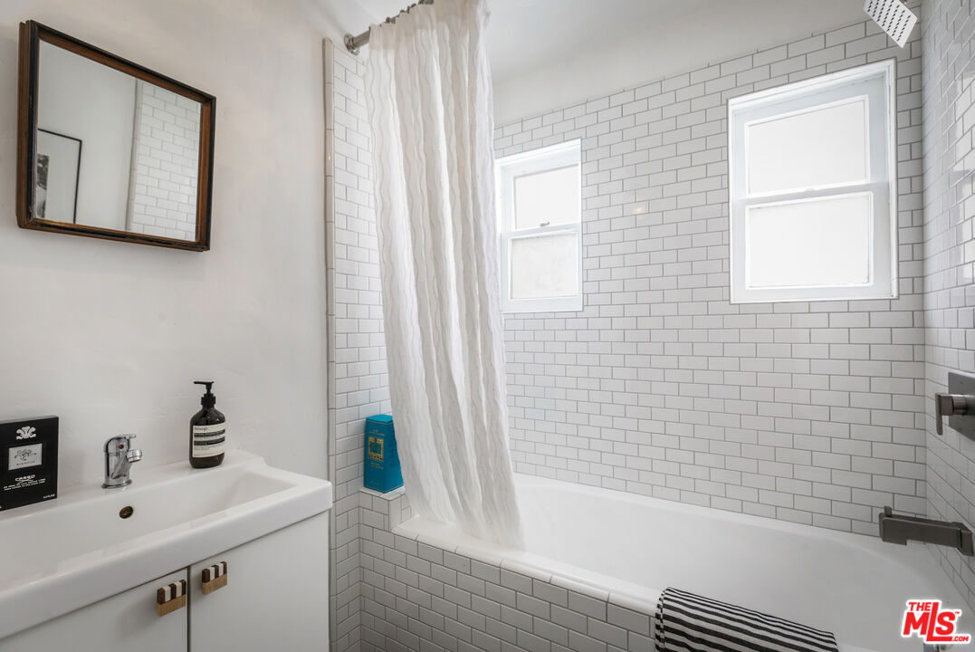 1159 N Fuller Ave Unit: B