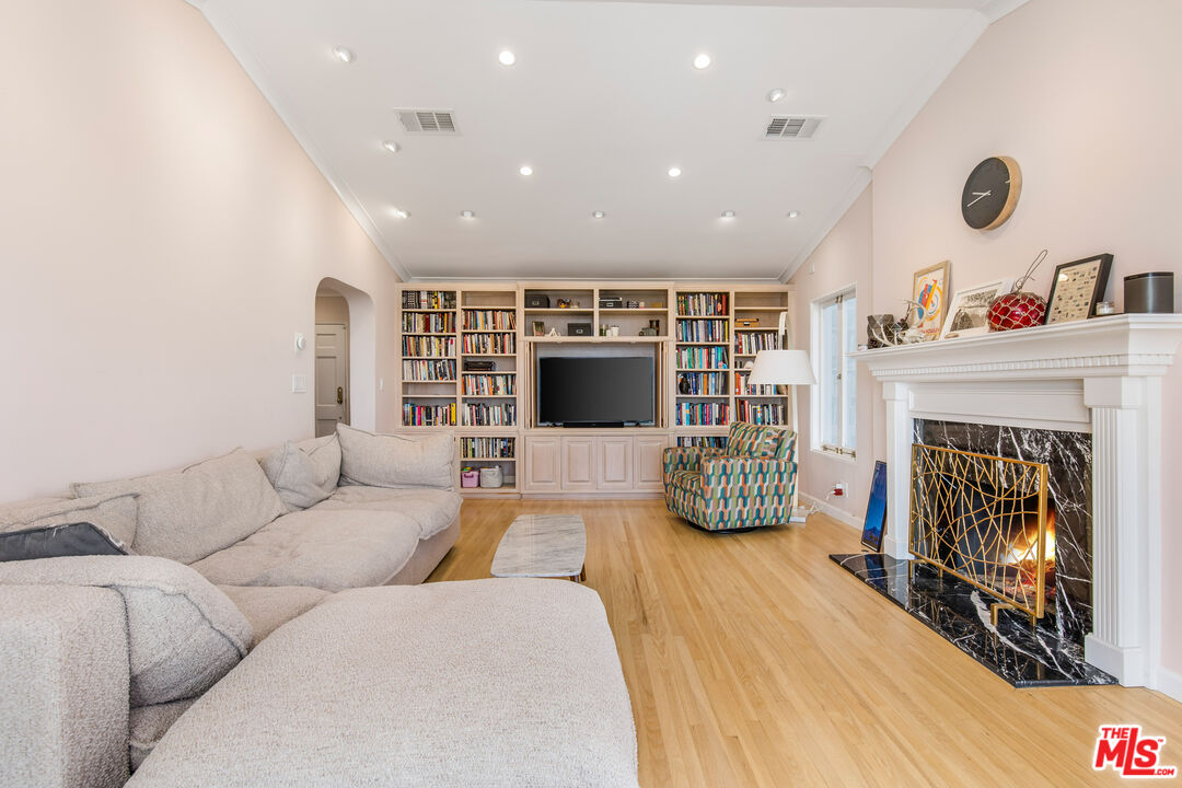 2330 Ronda Vista Dr